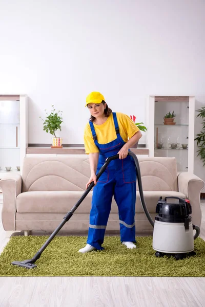 Empreiteira velha fazendo tarefas domésticas — Fotografia de Stock