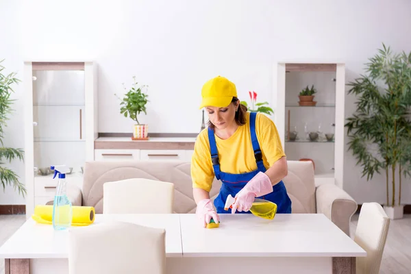 Oude vrouwelijke aannemer doet huishoudelijk werk — Stockfoto