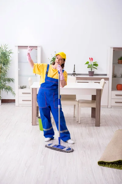 Vecchio appaltatore donna che fa lavori domestici — Foto Stock
