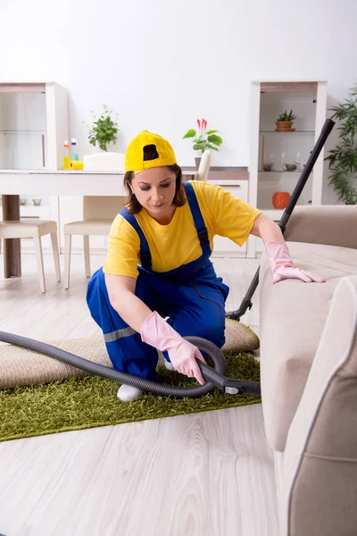 Old female contractor doing housework — Stock Photo, Image