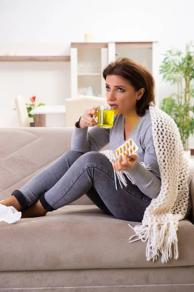 Kranke Frau mittleren Alters leidet zu Hause — Stockfoto