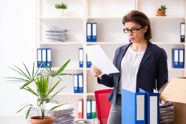 Empleada de mediana edad siendo despedida de su trabajo — Foto de Stock