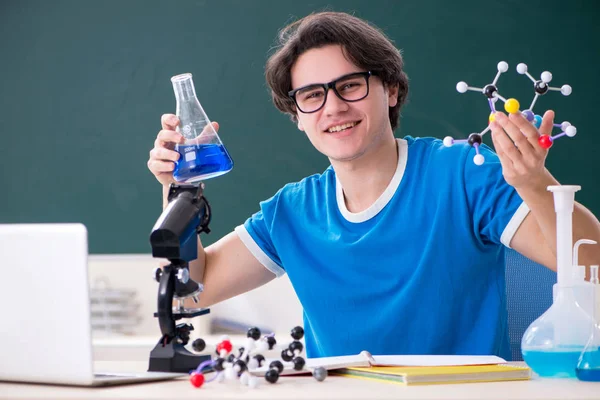 Mladý muž student ve třídě — Stock fotografie