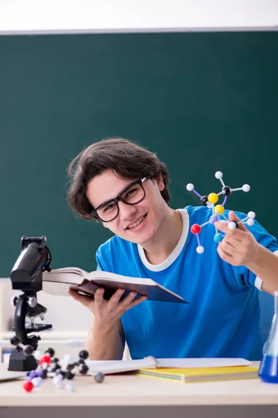 Joven estudiante masculino en el aula — Foto de Stock