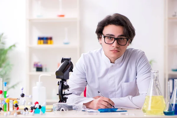 Jovem bioquímico do sexo masculino que trabalha no laboratório — Fotografia de Stock