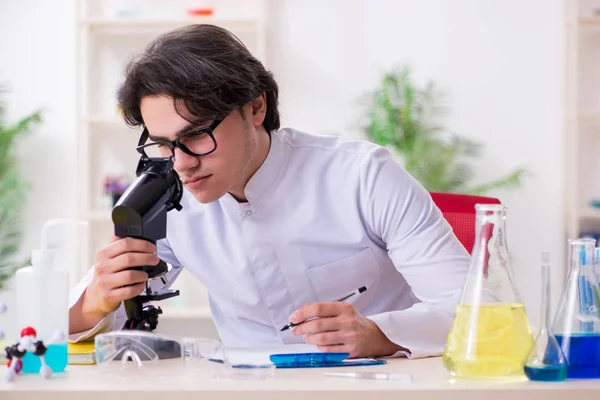 Jonge mannelijke biochemicus werkzaam in het lab — Stockfoto