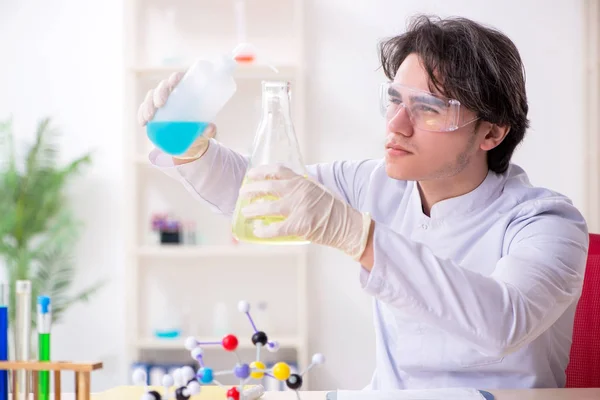 Jonge mannelijke biochemicus werkzaam in het lab — Stockfoto