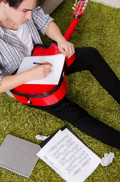 Joven con guitarra en casa — Foto de Stock