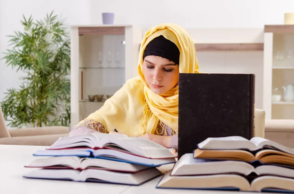Kobieta w hidżabie przygotowuje się do egzaminów — Zdjęcie stockowe