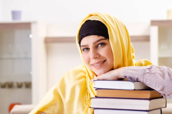 Студентка в хиджабе готовится к экзаменам — стоковое фото
