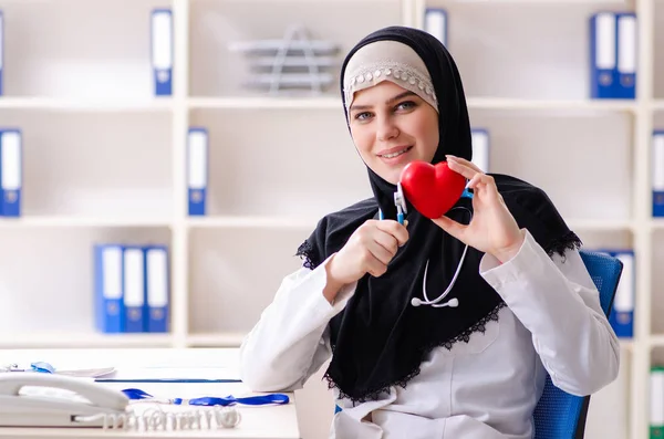 Jeune médecin en hijab travaillant à la clinique — Photo