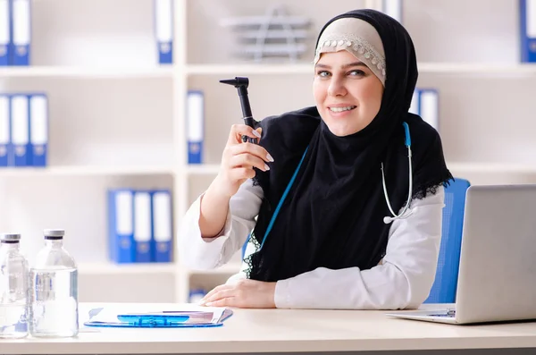 Jonge arts in hijab werkzaam in de kliniek — Stockfoto