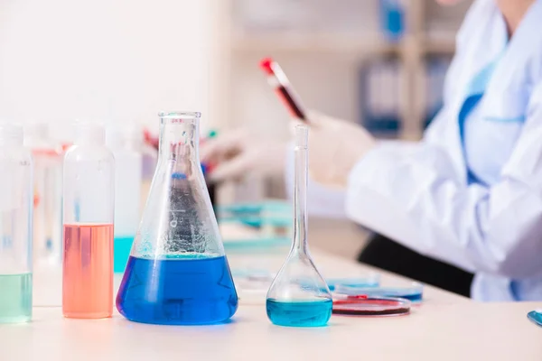 Química joven trabajando en el laboratorio — Foto de Stock