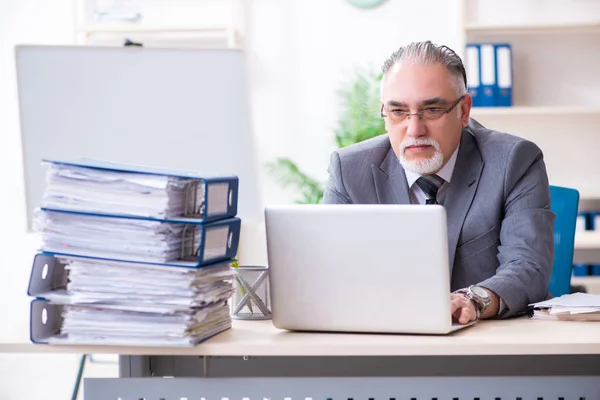 Åldrad manlig anställd missnöjd med överdrivet arbete — Stockfoto