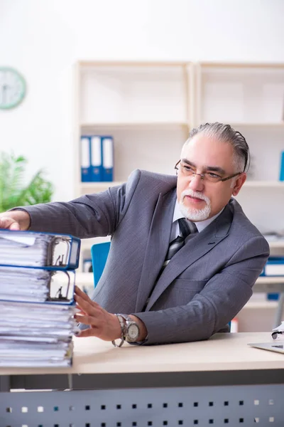 Åldrad manlig anställd missnöjd med överdrivet arbete — Stockfoto