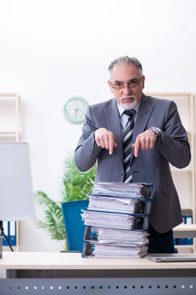 나이든 남성 고용인들은 과도 한 일에 불만을 품는다 — 스톡 사진