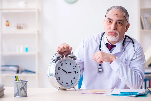 Klinikte çalışan yaşlı erkek doktor. — Stok fotoğraf