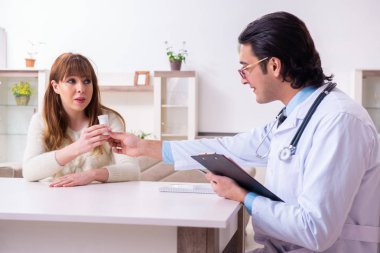 Genç bayan hasta erkek psikologla konuşuyor. 