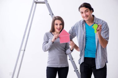 Evde tadilat yapan genç bir aile. 