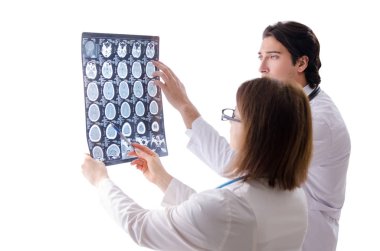 Klinikte çalışan iki doktor. 