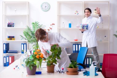 Laboratuvarda çalışan iki genç botanikçi 