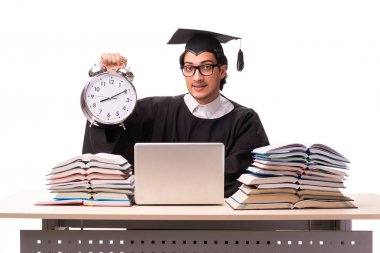 Beyaz tenli yakışıklı bir öğrenci. 