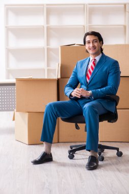 Genç yakışıklı işadamı yeni iş yerine taşınıyor. 