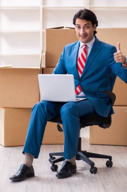Genç yakışıklı işadamı yeni iş yerine taşınıyor. 