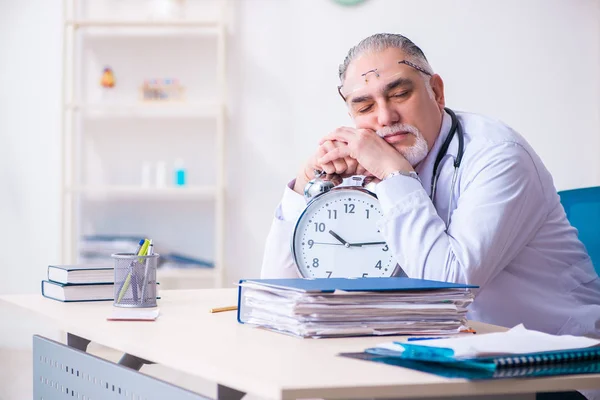 Alt männlich doktor working im die klinik — Stockfoto