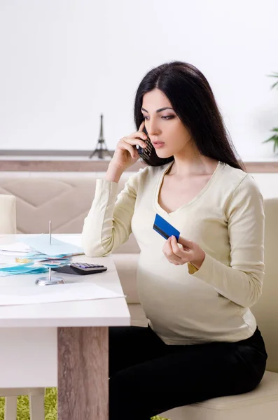 Junge Schwangere in Budgetplanung — Stockfoto