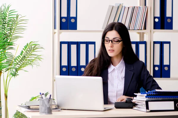 Jovem empresária sentada no escritório — Fotografia de Stock