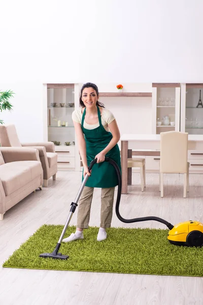 Jonge vrouwelijke aannemer doet huishoudelijk werk — Stockfoto