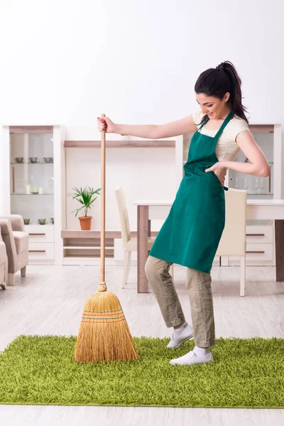 Jonge vrouwelijke aannemer doet huishoudelijk werk — Stockfoto