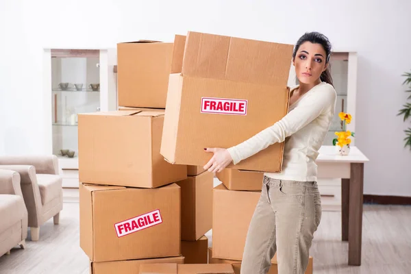 Young woman moving to new flat — Stock Photo, Image