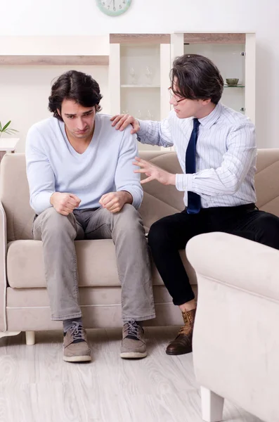 Jonge mannelijke patiënt in gesprek met psycholoog persoonlijk probleem — Stockfoto