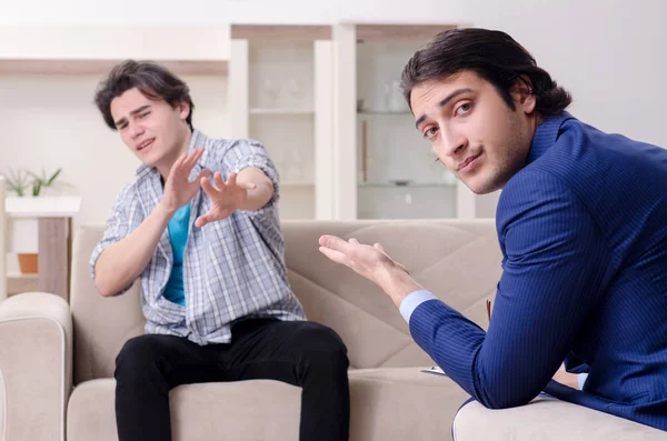 Paciente masculino joven discutiendo con psicólogo problema personal — Foto de Stock