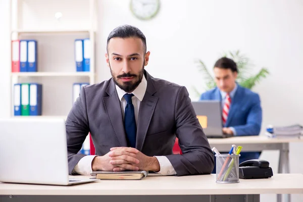 Due colleghi maschi in ufficio — Foto Stock