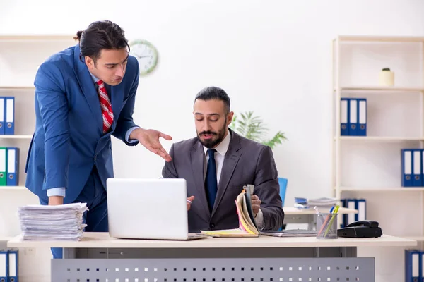 Due colleghi maschi in ufficio — Foto Stock