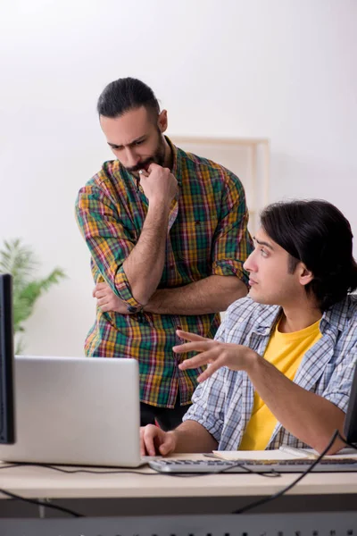 Twee het specialisten werken in het kantoor — Stockfoto