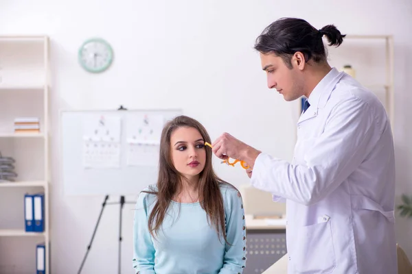 Jovem mulher visitando médico oculista masculino — Fotografia de Stock