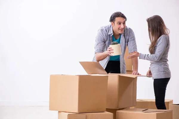 Jovem par se movendo para novo apartamento — Fotografia de Stock