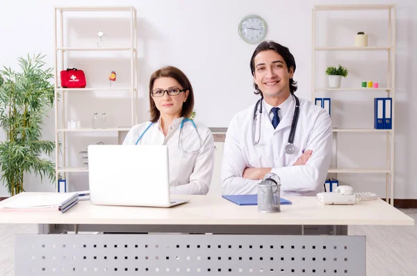 Два врача работают в клинике — стоковое фото