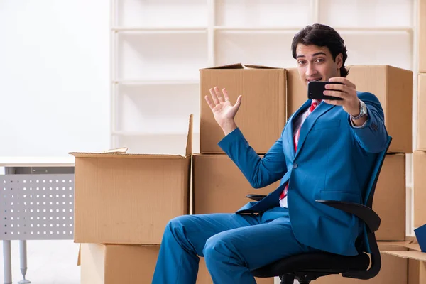 Jovem empresário bonito se mudando para novo local de trabalho — Fotografia de Stock