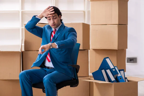 Giovane uomo d'affari bello trasferirsi in un nuovo posto di lavoro — Foto Stock