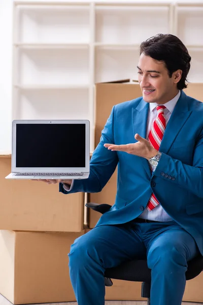 Junge hübsche Geschäftsfrau zieht an neuen Arbeitsplatz — Stockfoto