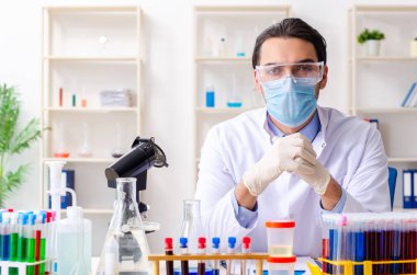 Laboratuvarda çalışan genç bir kimyager. 