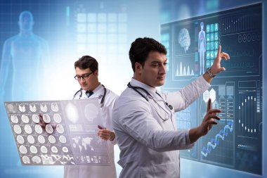 Doktor Teletıp kavram x-ray görüntü arıyor