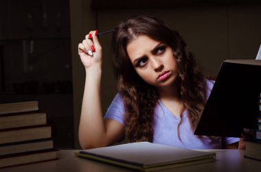 Evde sınavlara hazırlanan genç bir kız öğrenci. 