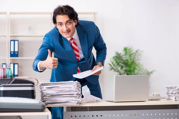 Young employee making copies at copying machine — Stock Photo, Image