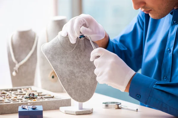 Young jeweler working in his workshop — Stock Photo, Image